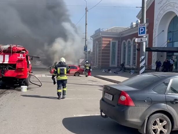 Россия нанесла удар по железнодорожному вокзалу в Краматорске, не менее 30 человек погибли, более 100 получили ранения