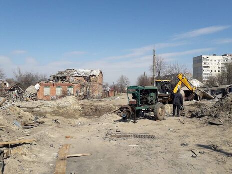 Разбор завалов на одной из улиц разбомбленной оккупантами Ахтырки Сумской области