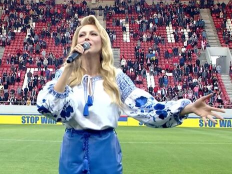 Полякова спела в Греции украинский гимн перед благотворительным матчем 