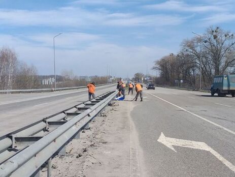 Более 250 человек и 117 единиц техники продолжают работы по расчистке улиц и восстановлению дорожной инфраструктуры Киевской области, отметил Кубраков