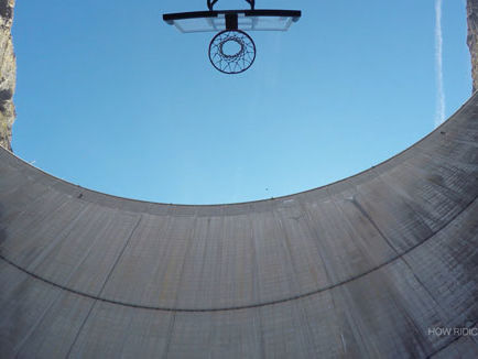 Австралиец вошел в Книгу рекордов Гиннеса, попав мячом в баскетбольную корзину со 180-метровой высоты. Видео