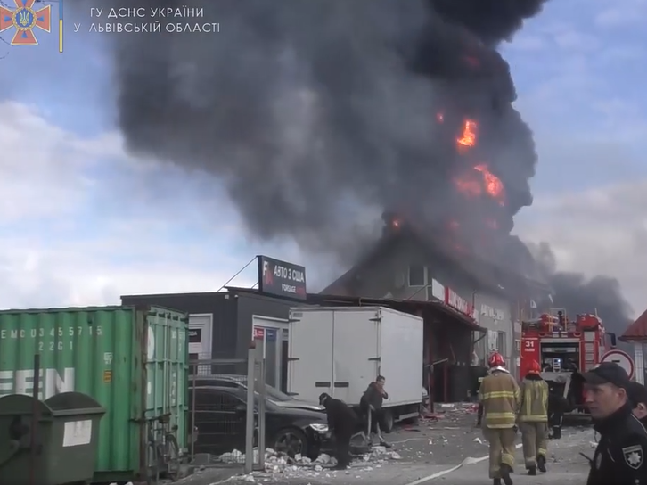 Во Львове спасатели потушили пожар на СТО, возникший после обстрела оккупантов