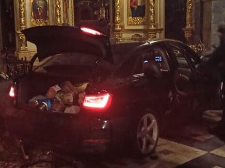 35-річна тернополянка, керуючи автомобілем марки Audi, знесла центральні металеві двері катедрального собору, повідомили в поліції регіону