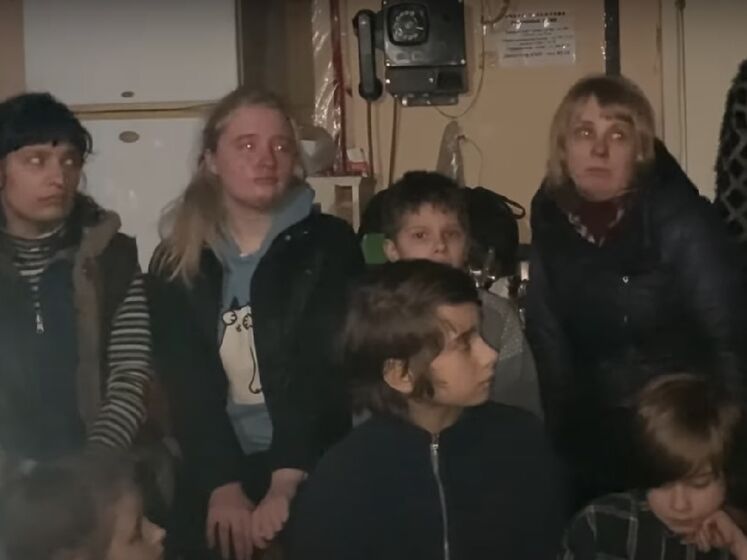 "Діти не сплять, тремтять усі від РФ". "Азов" показав мирних жителів, що ховаються від окупантів на "Азовсталі". Відео