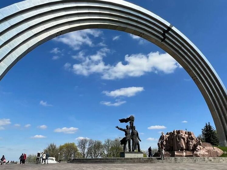 В Киеве демонтируют скульптуру рабочих под Аркой дружбы народов. Саму арку переименуют – Кличко