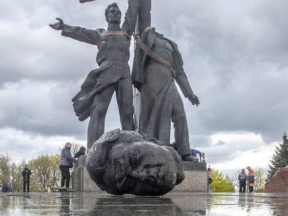 У Києві розпочали демонтаж скульптури під Аркою дружби народів, голова "російського робітника" відпала. Фото, відео