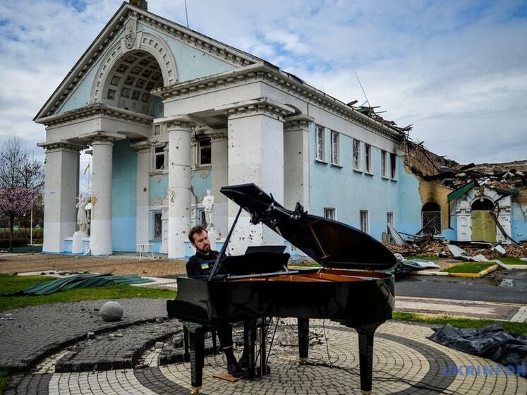 Литовский пианист Мажинтас выступил в Ирпене перед разрушенным оккупантами Домом культуры. Фото, видео