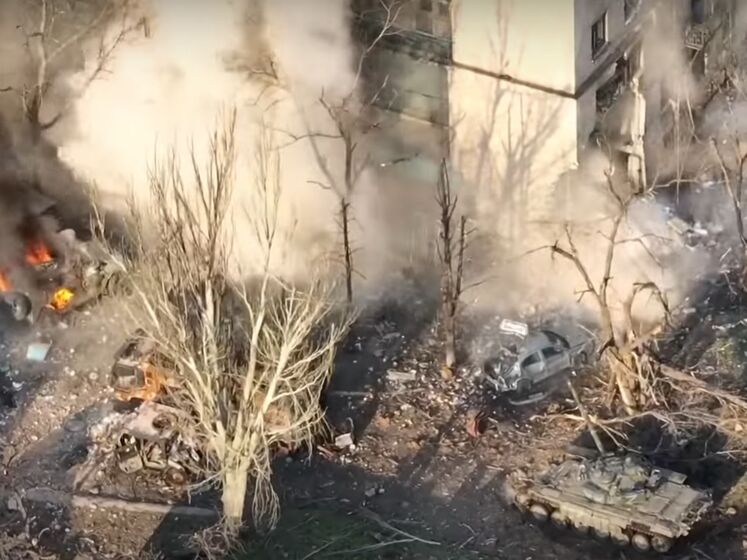 Полк "Азов" показав, як російські окупанти з танка впритул обстрілюють житловий будинок у Маріуполі. Відео