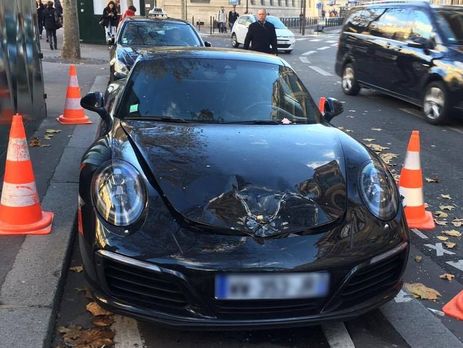 Француз бросил Porsche на улице, полицейские предположили, что машину могли оставить террористы, и взорвали капот 
