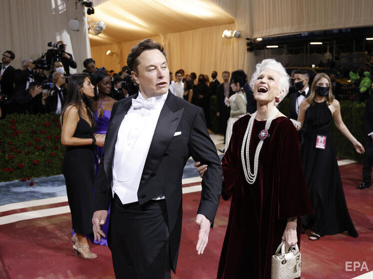 Веселився і кривлявся. Ілон Маск з'явився на балі Met Gala 2022 у компанії своєї матері, моделі Мей Маск. Фото