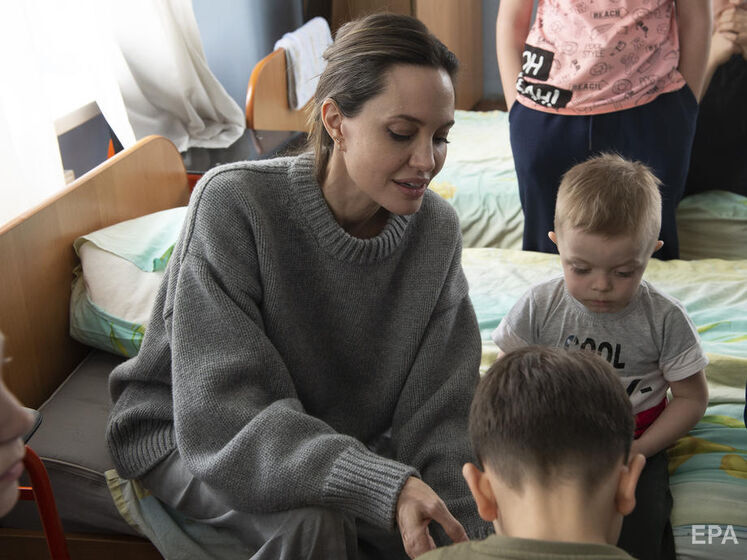 Джолі після візиту в Україну показала осколок російської ракети і розповіла про поранених під час ракетного обстрілу Краматорська дітей