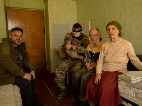 Іванова та її чоловік (праворуч), а також боєць ЗСУ Кадет та співробітник Страткому Гопко в одній із харківських лікарень