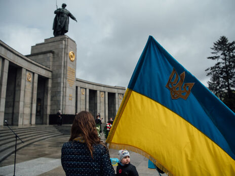 Поліція Берліна пояснила, що прапори України у Берліні дозволено скрізь, окрім меморіалів Другої світової – посольство