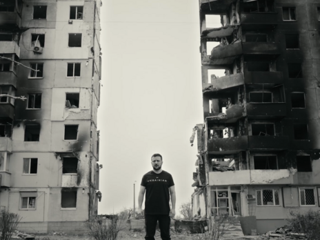 Зеленський записав відеозвернення на тлі зруйнованого російськими окупантами багатоповерхового будинку в Бородянці