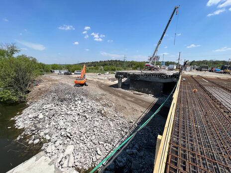Усі роботи з відновлення мосту через річку Ірпінь тривають відповідно до графіка, зазначив Тимошенко