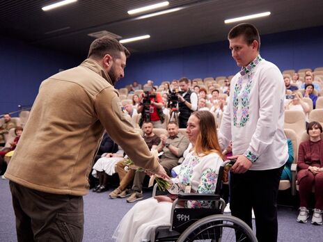 Зеленский наградил медсестер, которые помогали другим, рискуя собственной жизнью и здоровьем