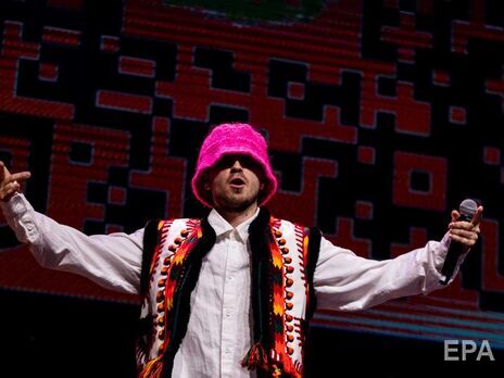 Солист Kalush Orchestra Псюк выступает в розовой панамке