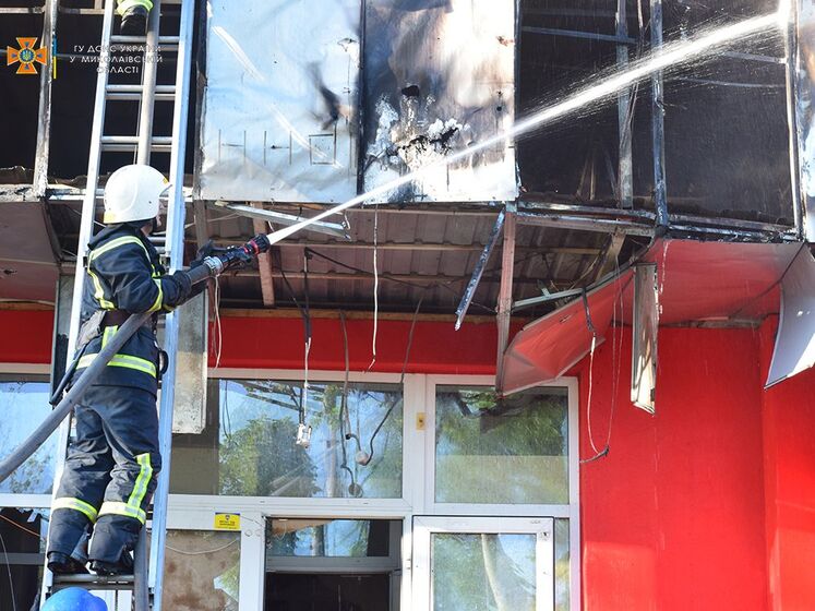 Російські окупанти вранці обстріляли Миколаїв, спалахнули магазин і авто