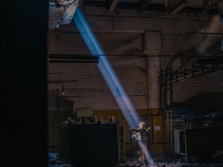 "Свет победит тьму". Боец полка "Азов" опубликовал фото с "Азовстали", на котором одного из защитников Мариуполя пронзает большой луч света