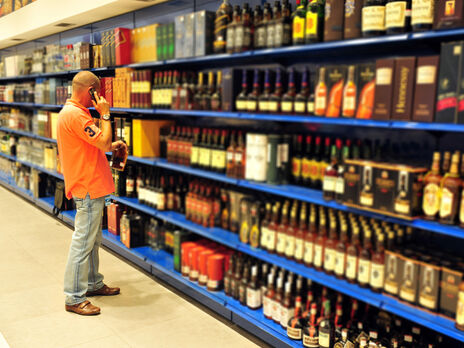Заборона не розповсюджується на продаж слабоалкогольних напоїв із 9.00 до 15.00