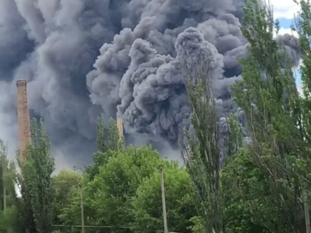 РФ завдала авіаудару по заводу будматеріалів у Донецькій області, почалася пожежа – військова адміністрація