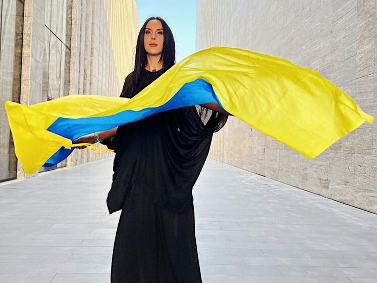 Джамала озвучила сумму, которую удалось выручить в поддержку Украины от продажи ее дизайнерского наряда с вышивкой