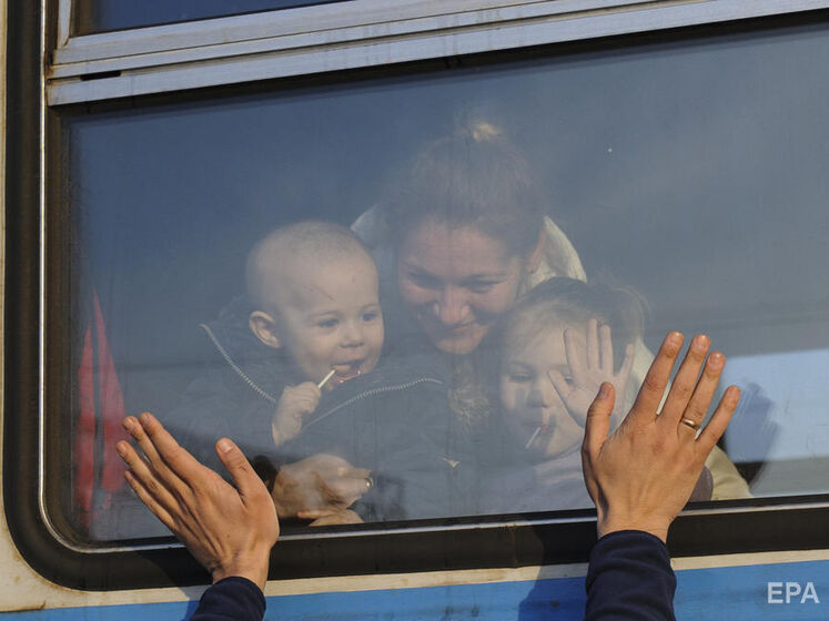 Українці, які евакуюються з небезпечних зон, зможуть отримати грошову допомогу від держави просто на вокзалах – "Укрзалізниця"