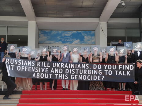 Украинцы в Каннах под звуки воздушной тревоги провели акцию в поддержку Украины и призвали освободить из российского плена Тайру. Фото