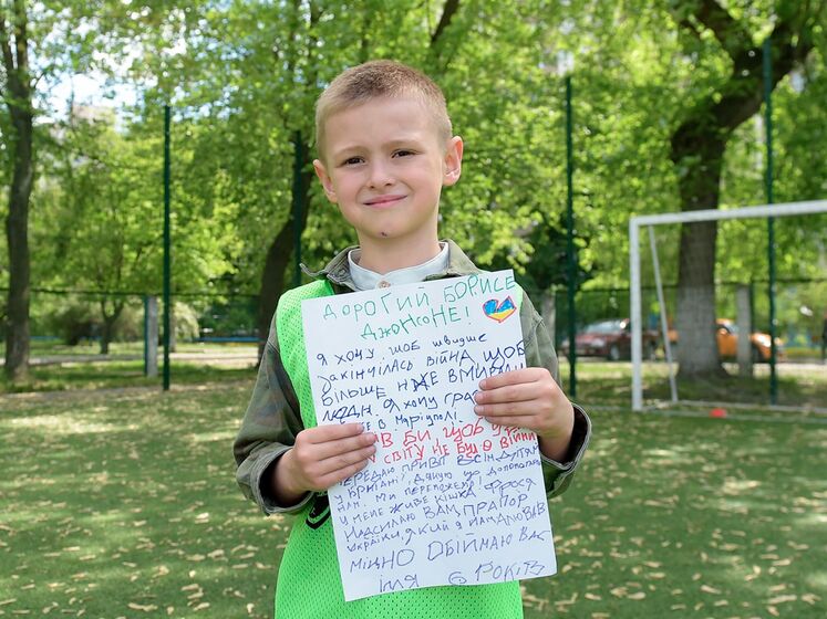 "Дорогой Борис Джонсон". Шестилетний мальчик из Мариуполя, который из-за оккупантов потерял всю семью, ответил на письмо премьера Великобритании