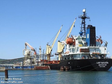 Супутник зняв судна, якими російські окупанти можуть вивозити з порту Маріуполя метал і зерно