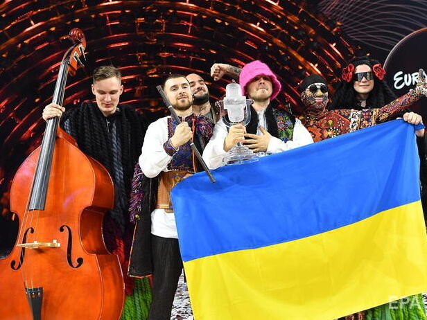 Названо суму, яку вдалося вторгувати гурту Kalush Orchestra на підтримку ЗСУ за мікрофон із логотипом "Євробачення 2022" і рожеву панаму