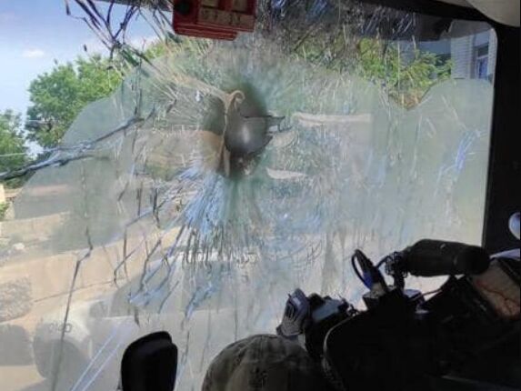 Евакуацію з Луганської області зупинено: окупанти обстріляли машину, яка їхала забирати людей, загинув французький журналіст
