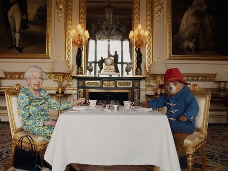 Єлизавета II під час чаювання з Ведмедиком Паддінгтоном із нагоди платинового ювілею розсекретила, що зберігає у своїй сумочці. Відео