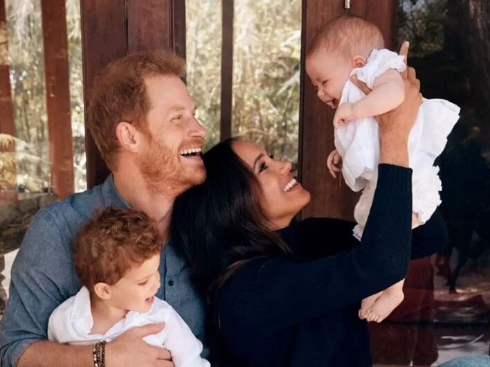 У мережі показали фото однорічної доньки принца Гаррі та його дружини Меган, зроблені на святі на честь її дня народження