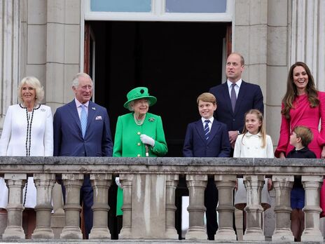 Принц Луї (крайній праворуч) був разом із членами королівської сім'ї на урочистостях на честь 70-річчя правління Єлизавети II