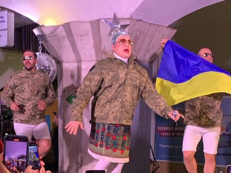 Песню "Геть з України, москаль некрасівий!" Данилко впервые исполнил в 2004 году, выступая в образе балерины Беллы Куценко 