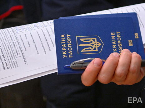 Паспортами за кордоном займатиметься міграційна служба