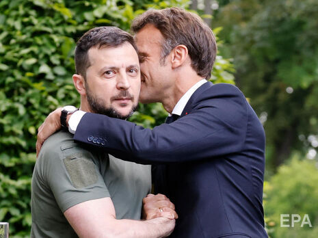 Це популярне фото Зеленського і Макрона зробив французький фотограф агентства AFP