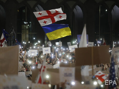 Митингующие пришли в том числе с флагами Украины