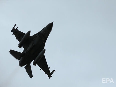 Кінзінгер зазначив, що вніс законопроєкт про навчання пілотів ВПС України на літаках НАТО, щоб вони могли перейти на F-16