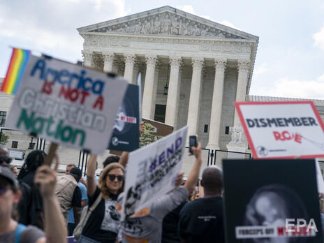 Біля будівлі Верховного суду відбувся мітинг на знак протесту проти рішення, внаслідок якого в половині штатів США можуть заборонити аборти