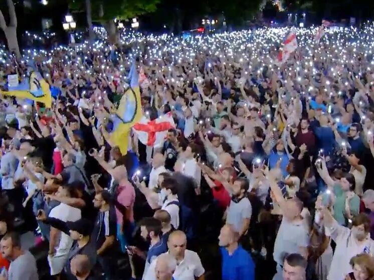 У Тбілісі на багатотисячній акції протесту лунав гімн України, мітингувальники прийшли з прапорами полку "Азов". Відео