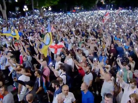 У Тбілісі на багатотисячній акції протесту лунав гімн України, мітингувальники прийшли з прапорами полку 