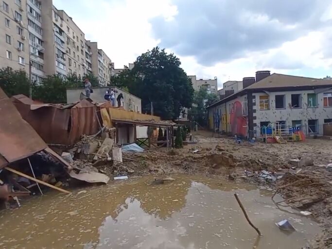 В результате ракетного обстрела Киева есть жертвы, повреждены дом и детский сад 