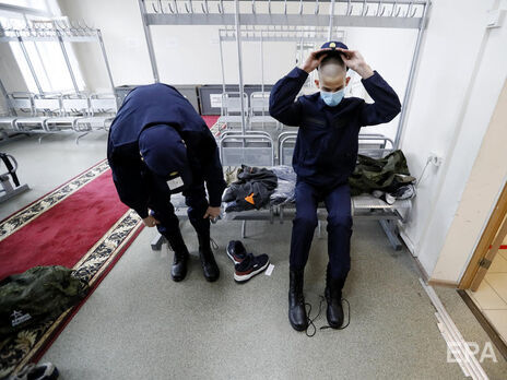 В России готовят закон, разрешающий служить в армии по контракту сразу после школы