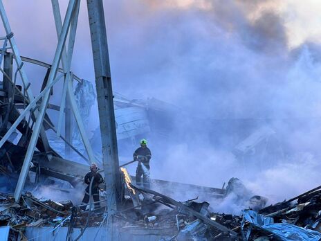 Рятувальники гасять пожежу, яка почалася в торговельному центрі внаслідок ракетного удару РФ