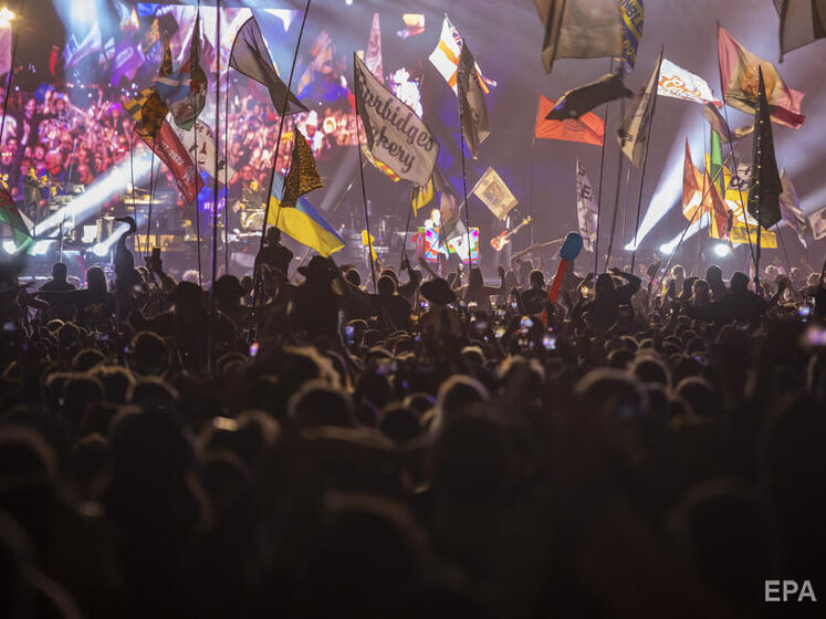 Маккартні на концерті у Великобританії знову вийшов на сцену з українським прапором