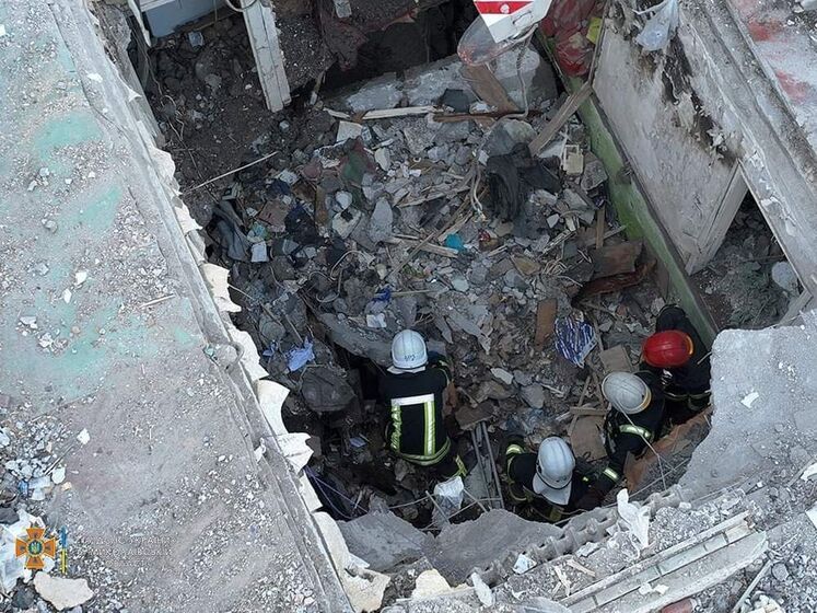 Рятувальники знайшли тіло жінки під час розбирання завалів п'ятиповерхівки в Миколаєві. Кількість загиблих сягнула семи