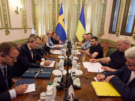 Зеленский (третий справа) поблагодарил Андерссон (третья слева) за поддержку курса Украины на полноправное присоединение к ЕС в будущем