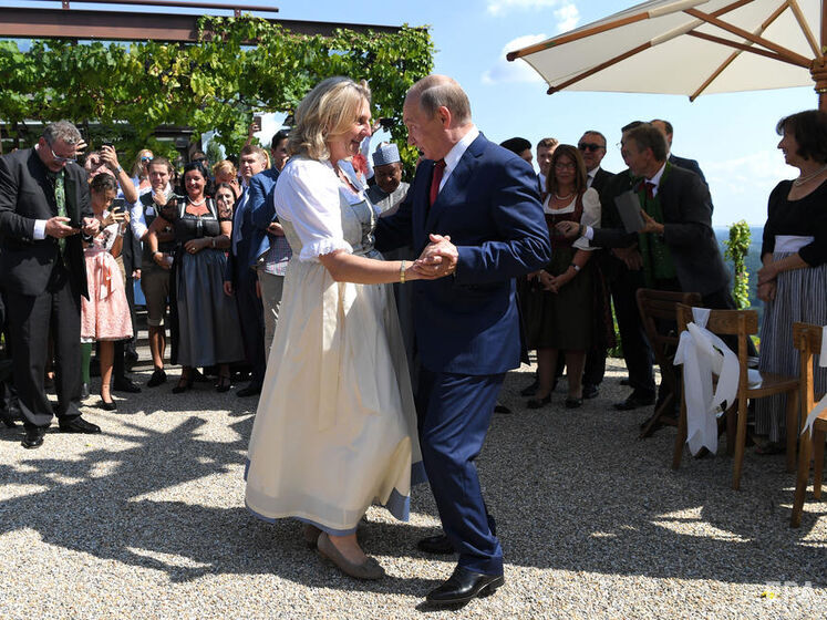 Экс-глава МИД Австрии, которая танцевала с Путиным на своей свадьбе, эмигрировала из-за "угроз смерти"